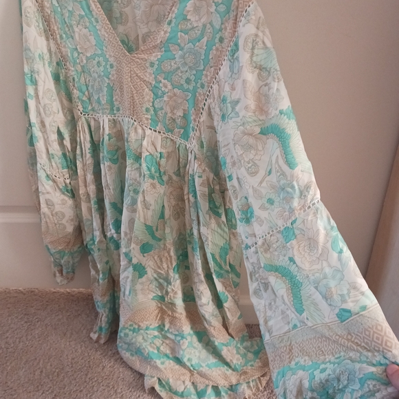 Elegant Floral Mini Dress in Cream and Blue - Picture 4 of 10